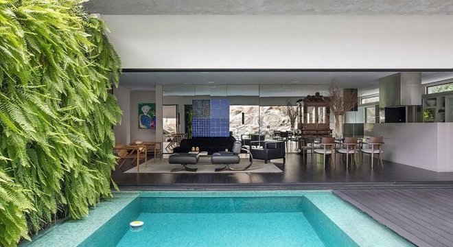 Casas com piscinas, deck de madeira e jardim vertical