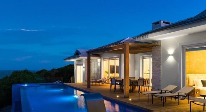 Casas com piscinas e cascatas