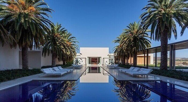 Casas com piscinas e coqueiros