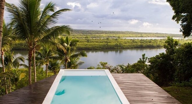 Casas com piscinas e deck de madeira