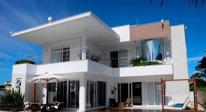 Casas com piscinas e pergolado de madeira