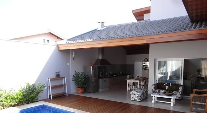Casas com piscinas e varanda gourmet
