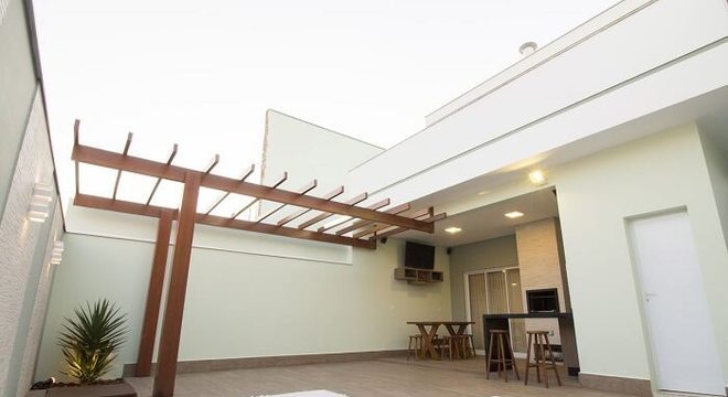 Casas com piscinas pequenas e pergolado de madeira