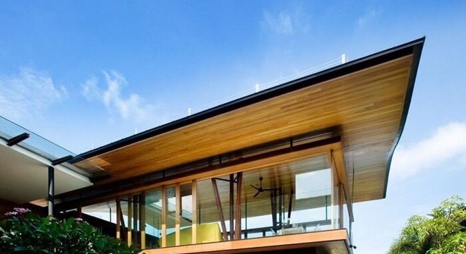 Casas com piscinas, teto revestido com madeira e ilha com grama verde