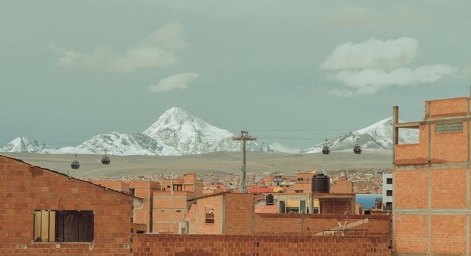 Povoado andino na Bolívia; pesquisadores alertam para impacto da fumaça no derretimento de gelo e, em consequência, no abastecimento de água para milhões de pessoas