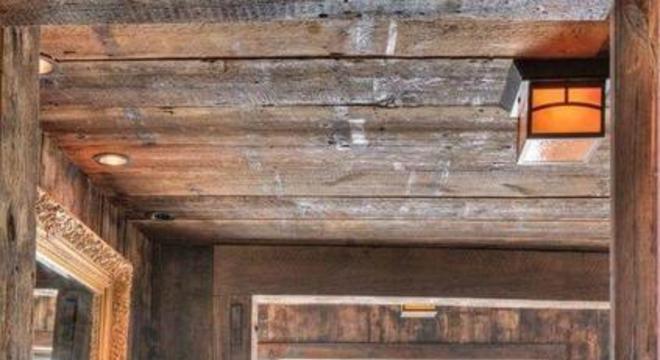 casas de madeira - banheiro de casa de madeira com janela 