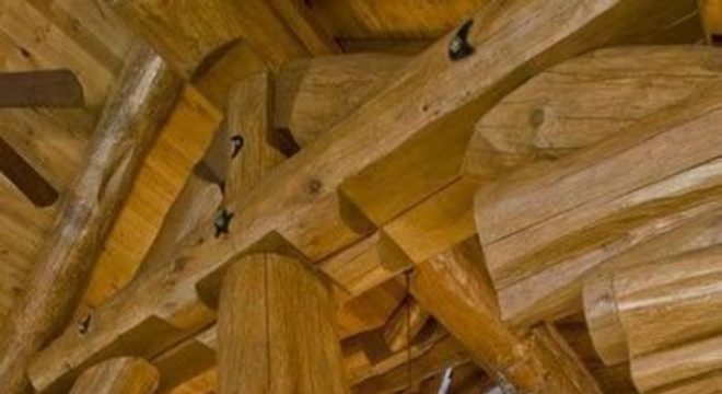 casas de madeira - casa de madeira com teto de troncos 
