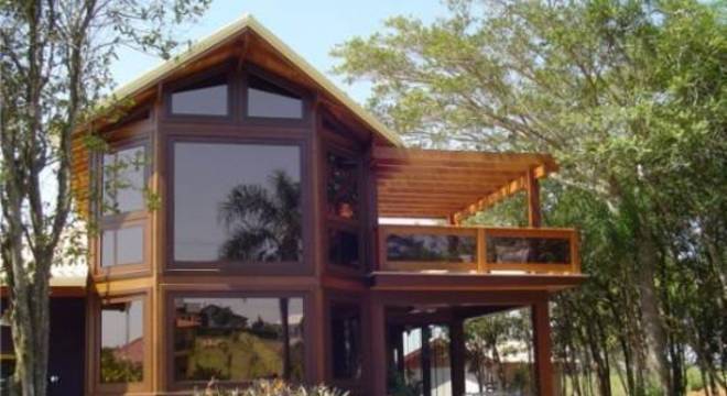 casas de madeira fachada de vidro e madeira