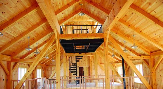 Casas de madeira no interior sem mobilia