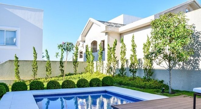 Casas de piscina com jardim em volta