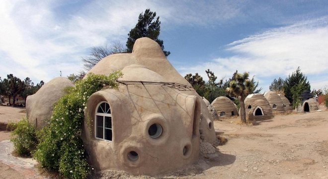 Casas de superadobe no Instituto Cal-Earth, organização fundada por Nader Khalili para compartilhar sua técnica