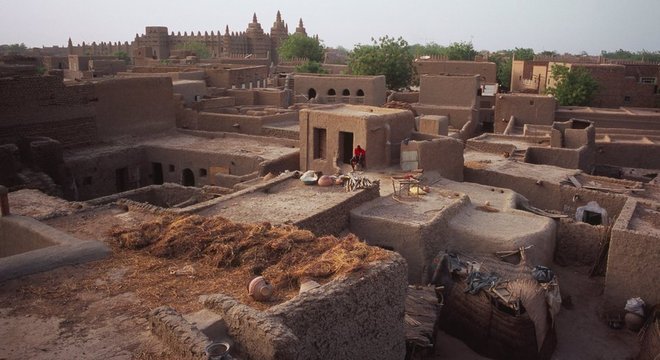 Moradores acabam recorrendo a materiais mais baratos para substituir o barro de construções de Djenné, alterando o conjunto histórico