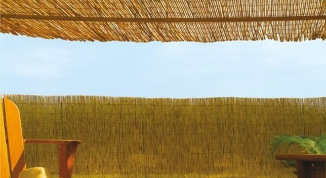 Casas na praia se utilizam muito da cerca de bambu