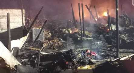 Cinco casas pegam fogo em Samambaia, no DF.
