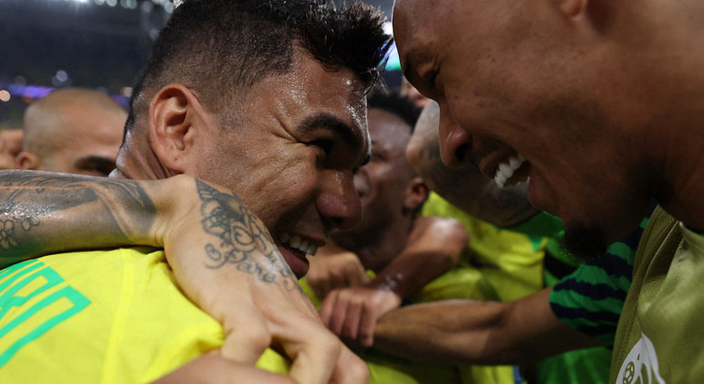 Casemiro comemorou com companheiros o gol que deu a vitória ao Brasil contra a Suíça