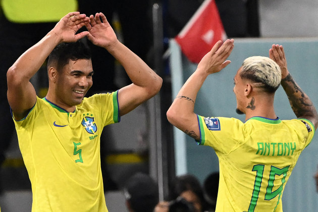 Casemiro comemora com Antony o primeiro gol do Brasil