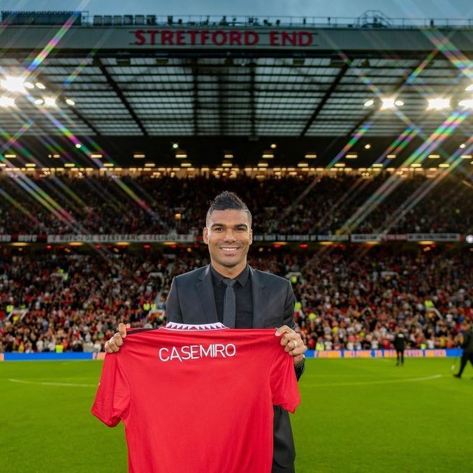 Volante brasileiro foi apresentado à torcida do United no Old Trafford