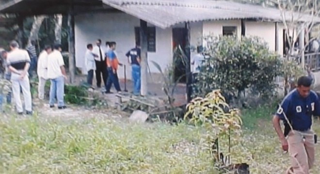 Policiais civis revistam sítio onde o ex-prefeito de Santo André foi mantido refém