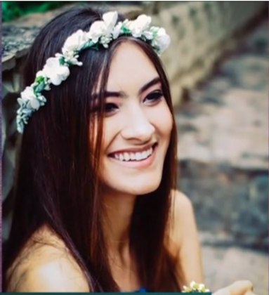 Dalliene de Cassia Brito Pereira, de 21 anos, foi encontrada morta, sem roupas, com um travesseiro no rosto e drogas ao lado do corpo no dia 1° de julho, em Santo Amaro, na zona sul da capital paulista. Ela tinha marcas nos pulsos e indícios de sufocamento. A jovem foi achada pela amiga com quem dividia o apartamento. A mulher relatou à polícia que suspeitava do chefe de Dalliene, um homem casado com quem a vítima tinha tido um caso. Os agentes investigaram o suspeito, mas não encontraram provas que o incriminassem