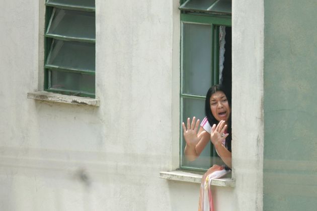 Na época, a estudante Eloá Cristina Pimentel tinha 15 anos de idade. Ela e três amigos, que faziam trabalho escolar no apartamento, foram feitos reféns por Lindemberg Alves Fernandes, então com 22 anos, ex-namorado da adolescente, que não aceitava o fim do relacionamento