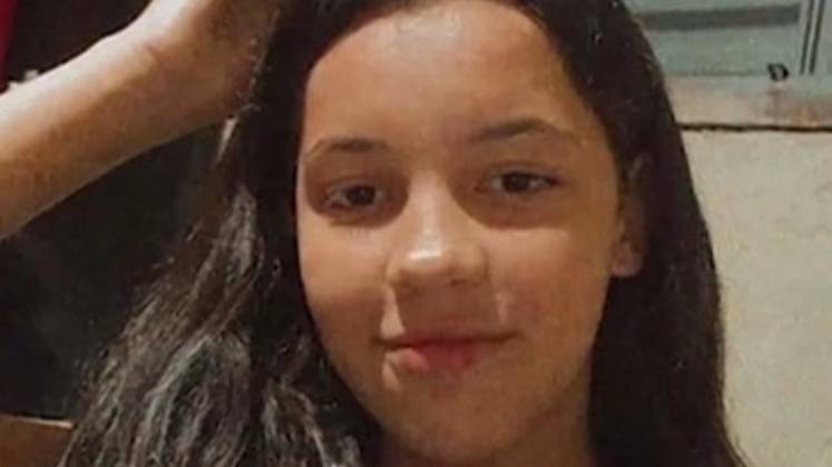 O Cidade Alerta desta sexta-feira (10) trouxe um triste desfecho para o caso de Geovana dos Santos, de 13 anos, que estava desaparecida desde o dia 20 de maio. Seu corpo foi encontrado enterrado no quintal da casa onde morava em Jacareí, no interior de São Paulo