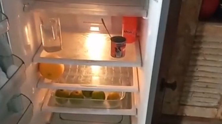 Além disso, muitos pertences e caixas estavam espalhados pela mesa e também no chão. Mesmo que dentro da geladeira não houvesse nada estragado, os parentes perceberam um cheiro forte dentro do imóvel. Por conta disso, existe uma suspeita de que o cadáver tenha sido mantido por um tempo no local