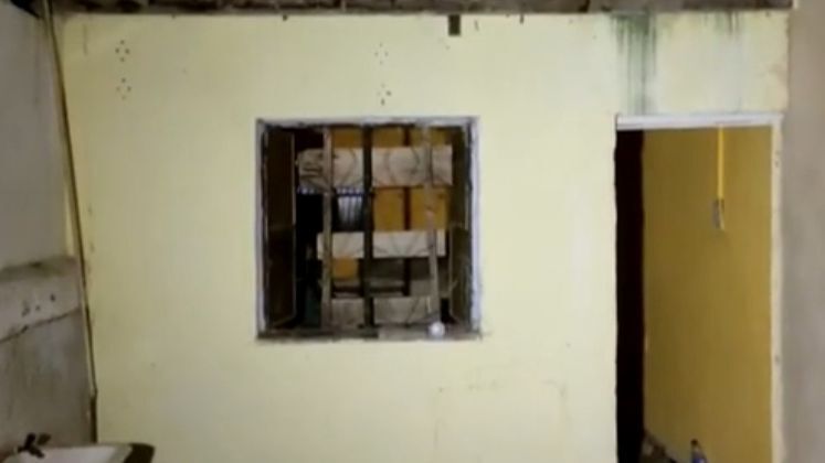 Jeander ainda explicou que entrou para o banho e, depois de 15 minutos, foi surpreendido com Jeff sem vida e com um fio enrolado em seu pescoço. Segundo ele, o assassino foi uma terceira pessoa presente na residência naquele dia, que justificou ter cometido o crime porque a vítima estaria transmitindo HIV para as pessoas ao ter relações sexuais sem uso de preservativo
