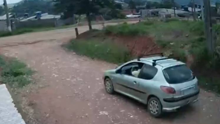 Além disso, câmeras de outros pontos mostram o carro circulando pela região no dia anterior ao sumiço da menina