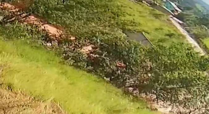 Segundo investigadores, a menina tentou fugir, mas foi colocada dentro do carro