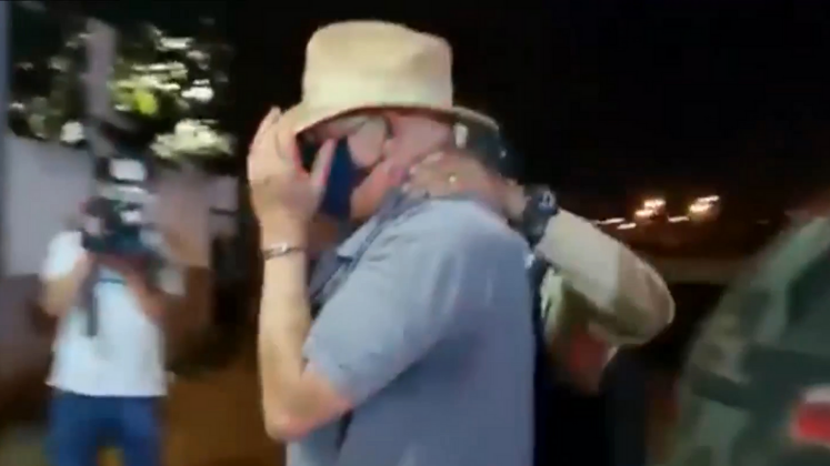 Sexta-feira, 25 de junho: O caseiro Alain de Santana, de 33 anos, afirmou que sofreu ameaças de Lázaro Barbosa durante o tempo em que eles acobertaram o serial killier em uma fazenda na região de Girassol, em Goiás. '‘Sei onde sua família mora', teria dito o fugitivo, segundo o depoimento do caseiro antes da transferência deles para a cadeia pública de Águas Lindas de Goiás. Os dois passaram por uma audiência de custódia na tarde desta sexta e o Ministério Público pediu a prisão preventiva de Elmi (foto).