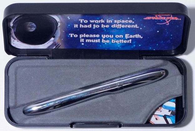 Caso precisem escrever, os astronautas utilizam algo que parece ter vindo do futuro: uma caneta com cartucho pressurizado com nitrogênio! 