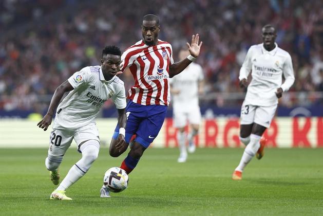 Atlético de Madrid x Real Madrid - 18 de setembro de 2022No maior clássico da capital espanhola, Vini Jr. mais uma vez foi vítima de racismo. Dessa vez, a Liga da Espanha fez a denúncia ao procurador de Delito de Ódio de Madri pelos gritos racistas que foram ouvidos ainda antes do início da partida. Novamente, o processo foi arquivado. De acordo com os documentos, o motivo para suspender a denúncia foi que 'os insultos foram proferidos por ocasião da celebração de um jogo de futebol de máxima rivalidade'Na mesma semana, Pedro Bravo, presidente da Associação Espanhola de Empresários de Jogadores, havia dito que Vinícius Junior precisava parar de provocar os adversários e deixar de 'fazer macaquices'.'Você tem que respeitar o rival. Se quer dançar, que vá ao sambódromo no Brasil', disse ele