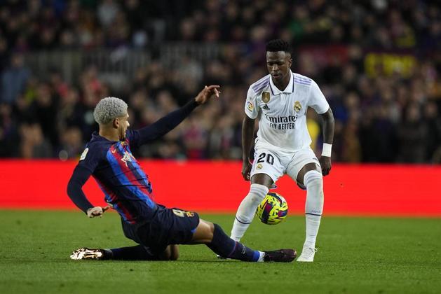 Barcelona x Real Madrid - 19 de março de 2023Mais uma vez no Camp Nou, Vini Jr foi alvo de cânticos racistas. A denúncia foi feita aos Tribunais de Investigação do próprio clube, mas como quase todos os outros processos, ainda não existem resoluções