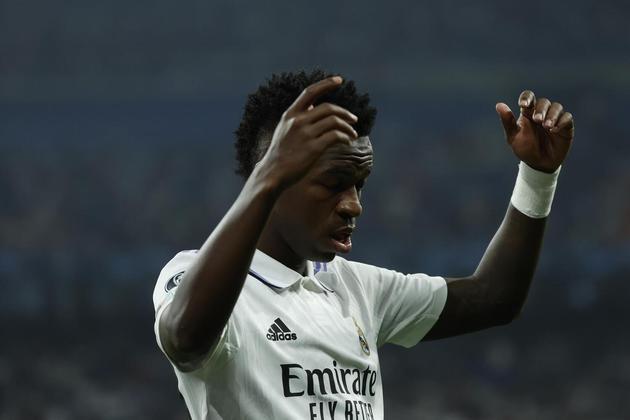 Valladolid x Real Madrid - 30 de outubro de 2022LaLiga preencheu a denúncia à Comissão Antiviolência e o Tribunal nº 4 da cidade de Valladolid.&nbsp;O processo foi instaurado e identificou os responsáveis. A Comissão propôs sanções de até 4 mil euros.&nbsp;O Real Valladolid expulsou o sócio identificado como responsável por três temporadas e meia e baniu outros 11 torcedores pelo fim da temporada. Essa foi a primeira punição concreta recebida após um episódio racista contra Vini Jr.