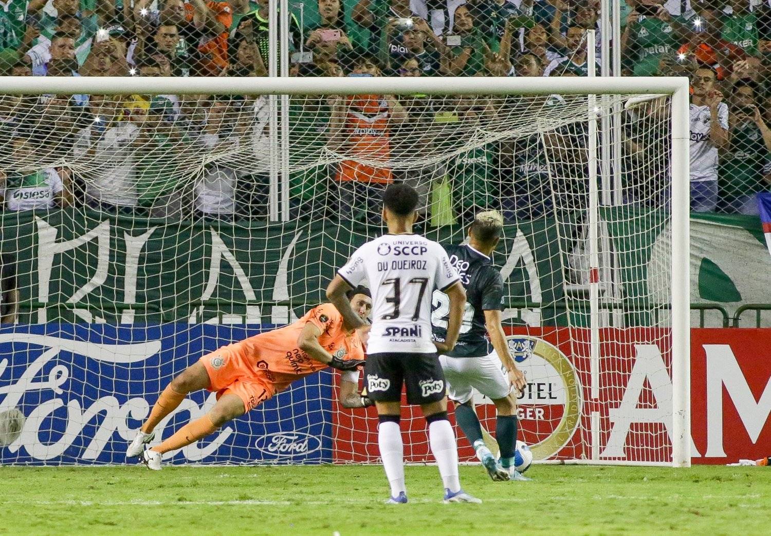 Cássio, o melhor goleiro do Brasil, salva o Corinthians. De novo