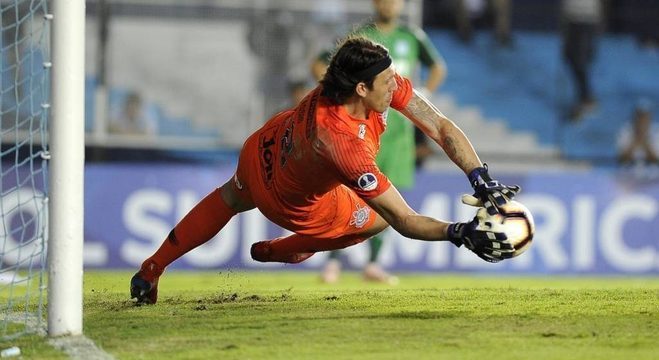 Cássio, herói na disputa de penais contra o Racing