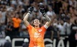 Goleiro Cássio aponta para o céu em jogo pelo Timão