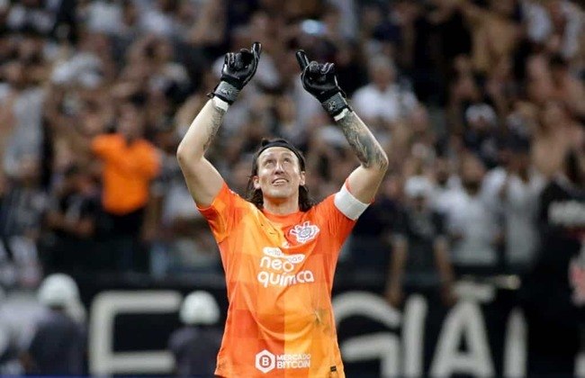 Goleiro Cássio aponta para o céu em jogo pelo Timão