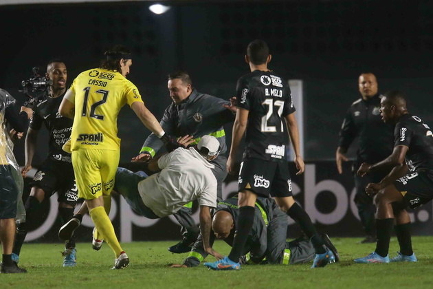 Cássio agredido, Cássio agressão, torcedor santista, Santos x Corinthians, Copa do Brasil 2022,