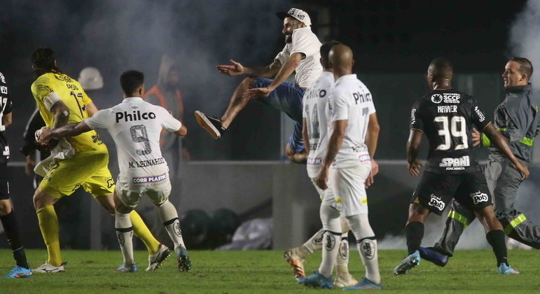 Goleiro Cássio foi agredido após o apito final do jogo que eliminou o Santos da Copa do Brasil