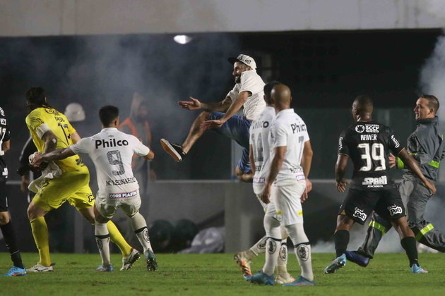 Cássio agredido, Cássio agressão, torcedor santista, Santos x Corinthians, Copa do Brasil 2022,