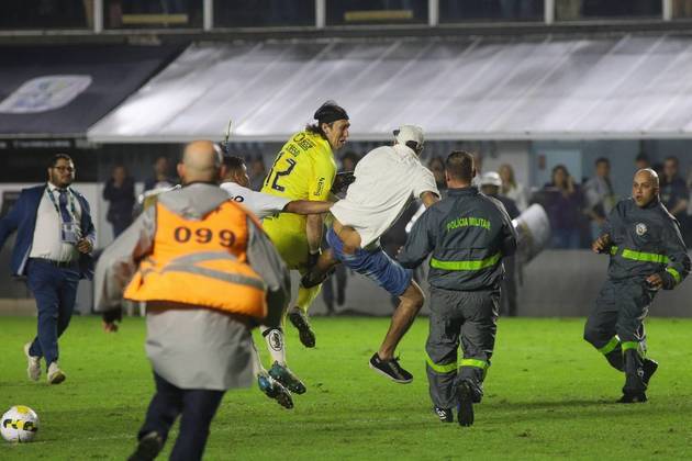 Veja imagens da agressão sofrida por Cássio na Vila Belmiro