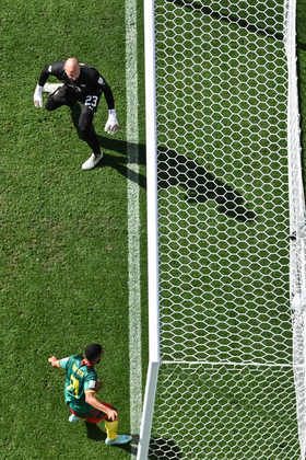 Castelletto, de Camarões, comemora o primeiro gol de seu time contra a Sérvia; só um drone pegaria esse ângulo