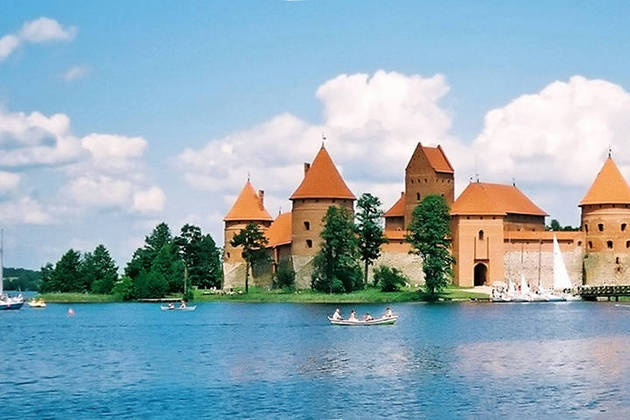 Castelo da Ilha Trakai – Lituânia - Castelo insular localizado em Trakai, Lituânia, em uma ilha no Lago Galvė. A construção do castelo de pedra foi iniciada no século 14 .