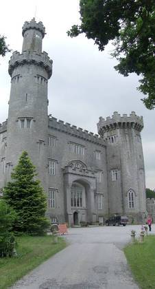 Castelo de Charleville (Irlanda) - Conta-se que uma menina chamada Harriet morreu ao cair da escadaria do castelo e continua por lá, assombrando quem chega. 