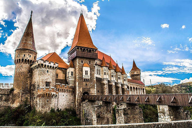 Castelo de Corvin – Hunedoara, Romênia - O castelo em estilo gótico-renascentista fica sobre uma antiga fortaleza.  Foi construído entre 1446 e 1480. Fica a 409 km da capital Bucareste. 
