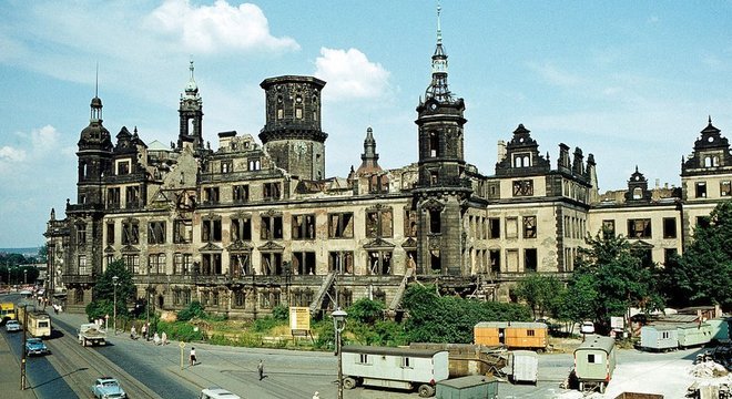 Muitas partes de Dresden permaneceram como ruínas na época da Alemanha Oriental