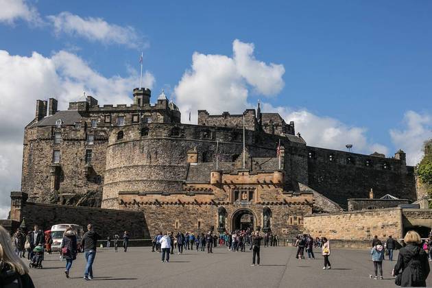 Castelo de Edimburgo - Edimburgo, Escócia - Fica no topo de um rochedo, com vista para toda a cidade, e tem fama de mal-assombrado. É uma fortaleza do século XVI numa área onde a ocupação remonta ao século IX. 