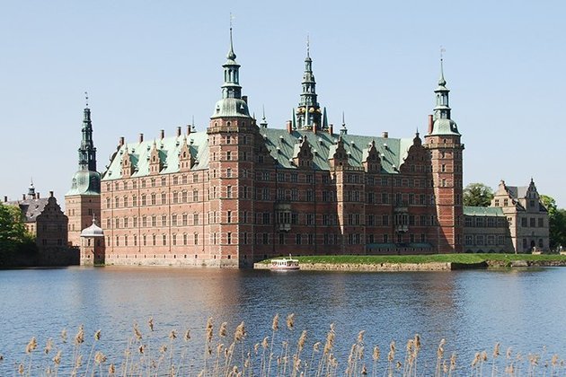 Castelo de Frederiksborg – Hillerod, Dinamarca - É o maior do país. Construído sobre três ilhotas por Cristiano IV entre 1560 e 1630 para ser residência real. Foi destruído por um incêndio em 1839 e reconstruído. Abriga o Museu Nacional de História da Dinamarca. 