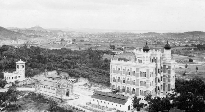 O Castelo da Fiocruz foi erguido na fazenda de Manguinhos, em Inhaúma, na periferia da antiga capital federal 